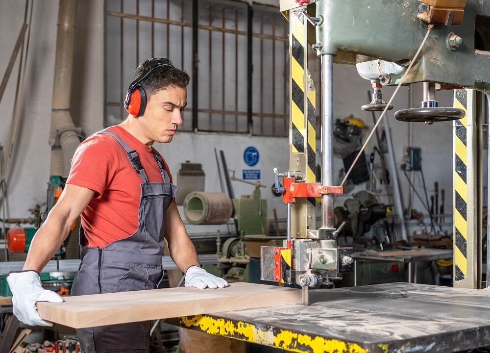 Jak rozplanować ustawienie maszyn stolarskich w wielkopowierzchniowym zakładzie