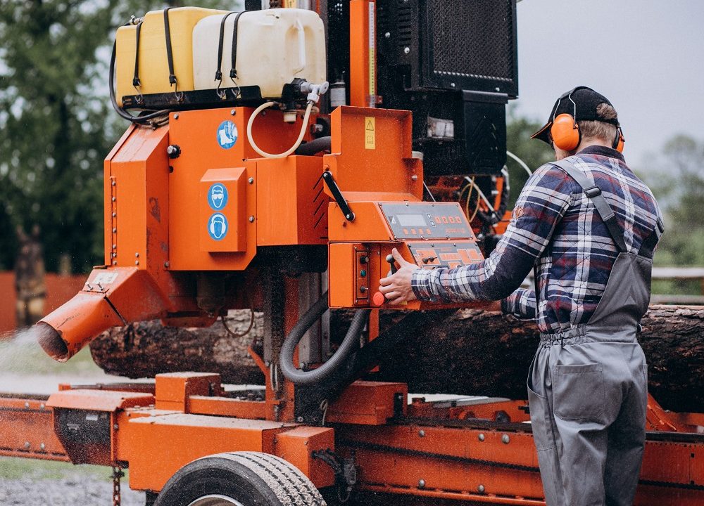 Czy używana maszyn stolarska może się równać z nową?