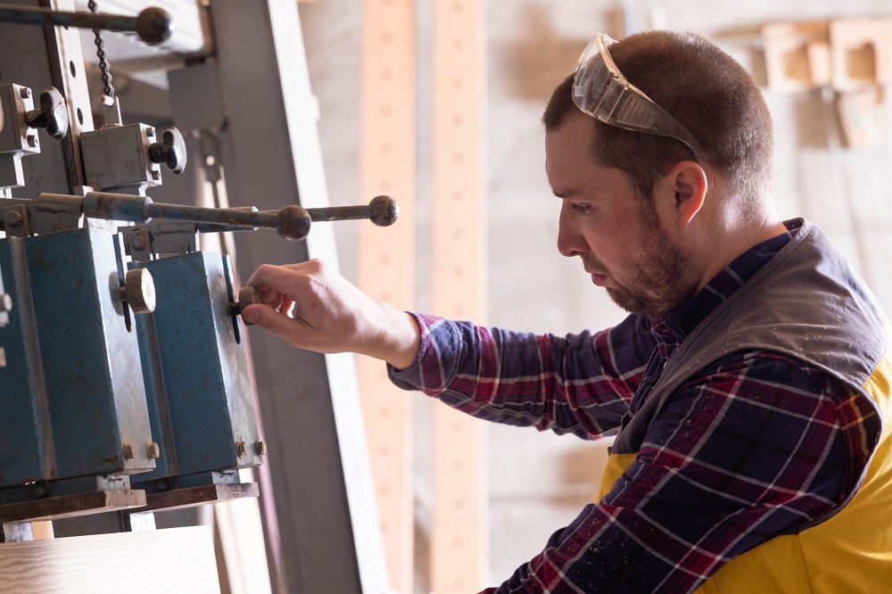 Jak wybrać najlepszą tokarkę do swojej stolarni?